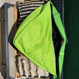 Green cavas sling triangle bag